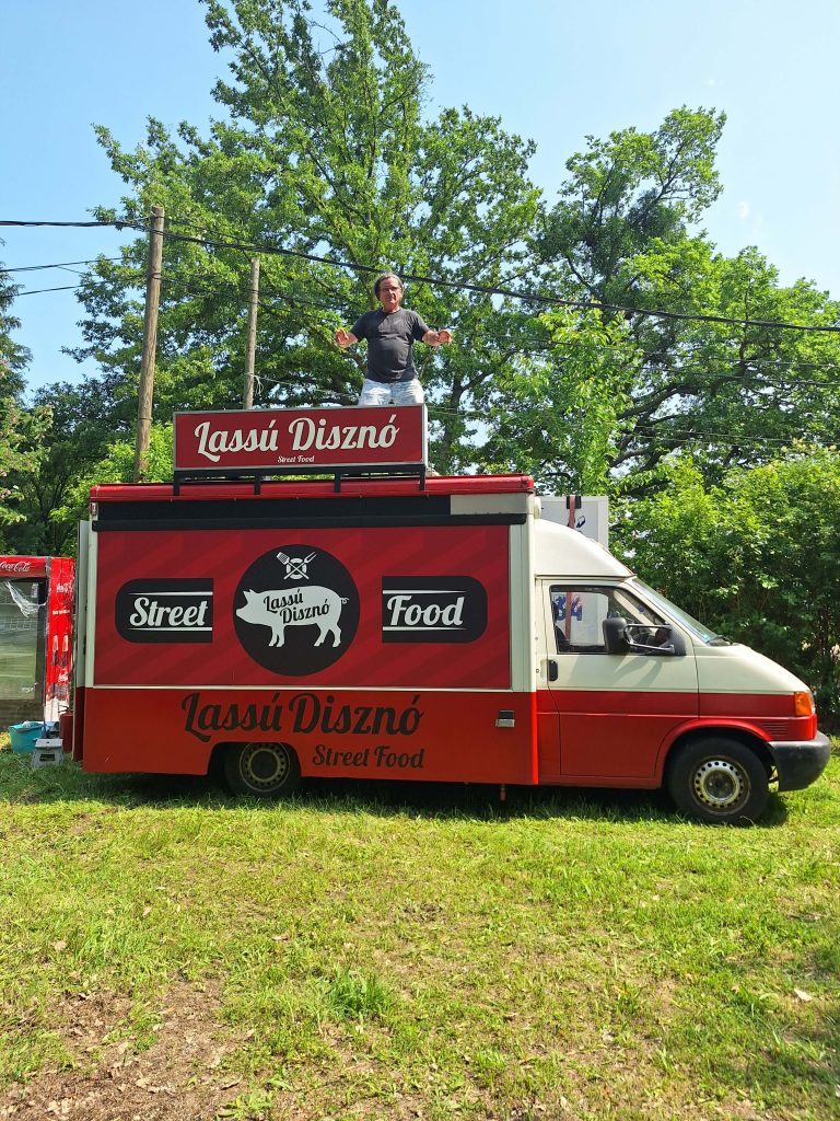 Lassú Disznó, főkép